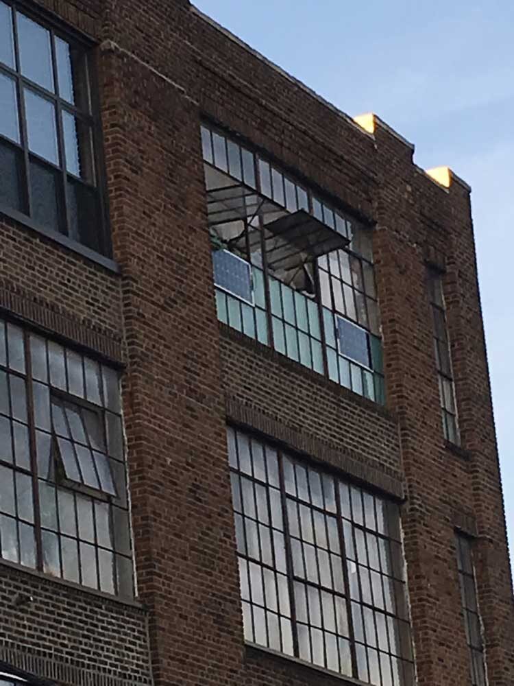 大きな鉄の回転窓
