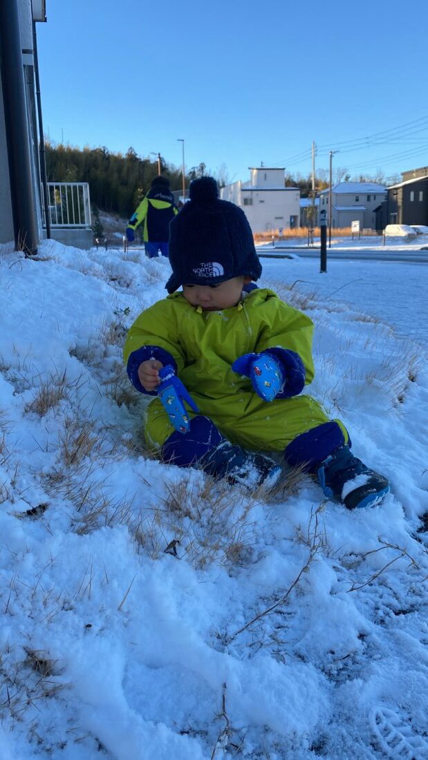 雪遊びをする子