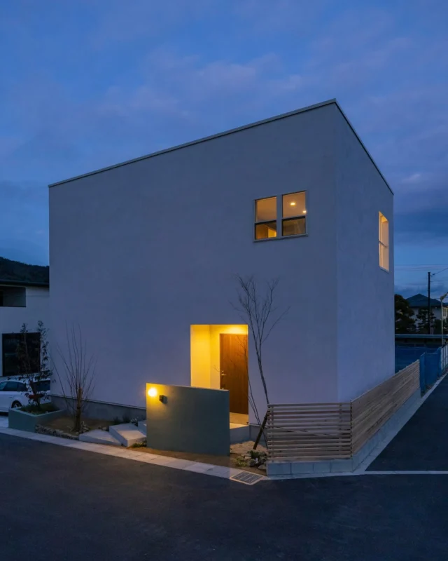 時間の経過とともに表情が変わる

—About Us—

家が単なる住む箱ではなく、家族に愛され続ける場所に
なるために。
家族と共に月日を越えて、その家一つ一つに豊かな表情
を作り出す自然素材のお家。

今までも、そしてこれからも変わらない、優しくて愛お
しい住まいづくりを提案します。

@iroha_architects 

＜いろはのお家づくり＞　

01 建てる人、暮らす人を知るから始まる。
ひとりひとり考えも違えば、生活スタイルも違う。
それぞれの暮らしに寄り添い、心地よいと感じるものさ
しをなによりも大切にしたいと考えています。

02 自然素材へのこだわり。
大切なものを手に入れたら、できるだけ長く使いたいも
のです。手をかければそれに応えてくれる天然素材。
大切に育てられた家はゆっくり呼吸をしながら、何年も
掛けて変化し、唯一無二の愛すべき場所になります。

03 高性能とデザイン性を兼ね備えた設計。
耐震等級3相当、高気密高断熱を備えながら、細部まで
こだわり抜いたデザインを提案します。

04 予算の整理、土地探し、設計、施工まで一括管理。
資金計画の整理から土地探し、設計施工まで一人の担当
者がサポートすることで、安心してお家づくりを進めて
いただけます。

お客様一人一人を自分の大切な友人と捉え、向き合い日
々家づくりを行っています。

奈良県奈良市西木辻町200-23
株式会社いろは工務店

■ Tel:0742-26-7111

■モデルハウス
生駒郡斑鳩町「斑鳩の家」
京都府城陽市「城陽の家」
奈良県生駒市「生駒の家」
ご来場予約はHP またはお電話にて受付中

@iroha_architects 

■施工エリア
奈良県、京都府南部、大阪東部、滋賀県南部、三重県南
部など

#いろは工務店 #間取り #住宅 #建築 #新築 #新築一戸建て #注文住宅 #新築注文住宅 #暮らしを楽しむ #2階建て #中庭 #中庭のある家 #住宅デザイン #自由設計 #塗り壁 #設計施工 #庭のある暮らし #景のある家 #施工事例 #奈良注文住宅 #京都注文住宅 #大阪注文住宅 #奈良工務店 
#housedesign#Nara#architecture#housedesign
#japanarchitecture#interiordesign#design