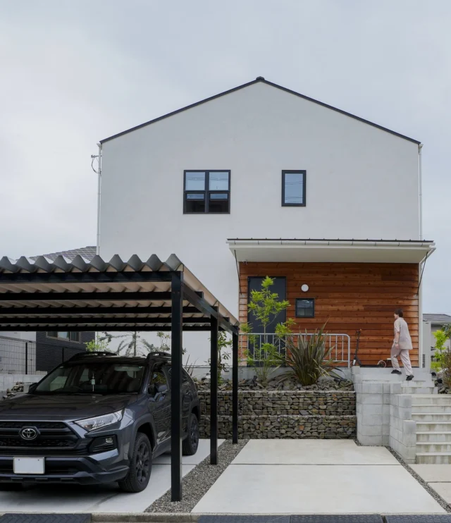 愛すべき我が家

—About Us—

家が単なる住む箱ではなく、家族に愛され続ける場所に
なるために。
家族と共に月日を越えて、その家一つ一つに豊かな表情
を作り出す自然素材のお家。

今までも、そしてこれからも変わらない、優しくて愛お
しい住まいづくりを提案します。

@iroha_architects 

＜いろはのお家づくり＞　

01 建てる人、暮らす人を知るから始まる。
ひとりひとり考えも違えば、生活スタイルも違う。
それぞれの暮らしに寄り添い、心地よいと感じるものさ
しをなによりも大切にしたいと考えています。

02 自然素材へのこだわり。
大切なものを手に入れたら、できるだけ長く使いたいも
のです。手をかければそれに応えてくれる天然素材。
大切に育てられた家はゆっくり呼吸をしながら、何年も
掛けて変化し、唯一無二の愛すべき場所になります。

03 高性能とデザイン性を兼ね備えた設計。
耐震等級3相当、高気密高断熱を備えながら、細部まで
こだわり抜いたデザインを提案します。

04 予算の整理、土地探し、設計、施工まで一括管理。
資金計画の整理から土地探し、設計施工まで一人の担当
者がサポートすることで、安心してお家づくりを進めて
いただけます。

お客様一人一人を自分の大切な友人と捉え、向き合い日
々家づくりを行っています。

奈良県奈良市西木辻町200-23
株式会社いろは工務店

■ Tel:0742-26-7111

■モデルハウス
生駒郡斑鳩町「斑鳩の家」
京都府城陽市「城陽の家」
奈良県生駒市「生駒の家」
ご来場予約はHP またはお電話にて受付中

@iroha_architects 

■施工エリア
奈良県、京都府南部、大阪東部、滋賀県南部、三重県南
部など

#いろは工務店 #間取り #住宅 #建築 #新築 #新築一戸建て #注文住宅 #新築注文住宅 #暮らしを楽しむ #2階建て #外観 #木製サイディング #住宅デザイン #自由設計 #塗り壁 #設計施工 #漆喰 #景のある家 #施工事例 #奈良注文住宅 #京都注文住宅 #大阪注文住宅 #奈良工務店 
#housedesign#Nara#architecture#housedesign
#japanarchitecture#interiordesign#design