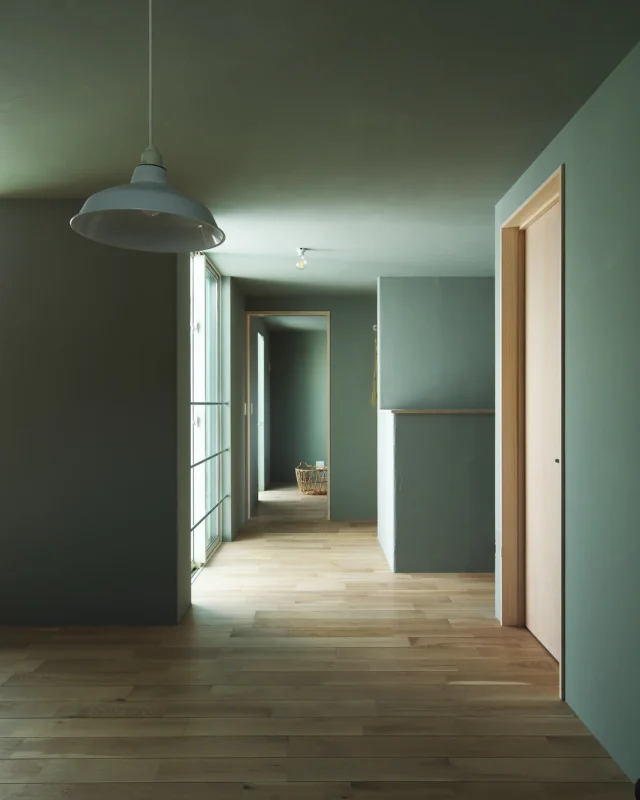 奥行きのある建築

hospitality housing

-おもてなしの心を住まいにも-

自然と調和しながら、住まう人々を優しく包み込んでくれる住まい。
それこそが、時を経ても変わらない普遍的な本当の心地良さを育んでくれると考えています。

心を穏やかにしながら、ゆっくりと大切な時間を住み重ねられる、それが私たちイロハの家づくりです。

—————————————

■iroha (@iroha_architects)
奈良県奈良市西木辻町200-23
Tel: 0742-26-7111

—————————————

■モデルハウス

生駒郡斑鳩町 「斑鳩の家」
京都府城陽市 「城陽の家」
奈良県生駒市 「生駒の家」

ご来場予約はHPまたはお電話にて受け付けております。

—————————————

■施工エリア
奈良県、京都府南部、大阪東部、滋賀県南部、三重県南部など

—————————————
#間取り#住宅#インテリア#建築#工務店#いろは工務店#新築#新築一戸建て#注文住宅#新築注文住宅#2階建て #廊下 #塗り壁 #珪藻土 #暮らしを楽しむ#丁寧な暮らし#自然素材の家#家づくり#家づくりアイデア#マイホーム計画#施工例#奈良注文住宅#京都注文住宅#注文住宅#奈良工務店
#housedesign#Nara#architecture#housedesign
#japanarchitecture#interiordesign#design