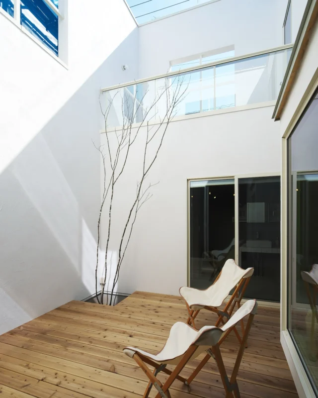 カーテンのいらない暮らし

hospitality housing

-おもてなしの心を住まいにも-

自然と調和しながら、住まう人々を優しく包み込んでくれる住まい。
それこそが、時を経ても変わらない普遍的な本当の心地良さを育んでくれると考えています。

心を穏やかにしながら、ゆっくりと大切な時間を住み重ねられる、それが私たちイロハの家づくりです。

—————————————

■iroha (@iroha_architects)
奈良県奈良市西木辻町200-23
Tel: 0742-26-7111

—————————————

■モデルハウス

生駒郡斑鳩町 「斑鳩の家」
京都府城陽市 「城陽の家」
奈良県生駒市 「生駒の家」

ご来場予約はHPまたはお電話にて受け付けております。

—————————————

■施工エリア
奈良県、京都府南部、大阪東部、滋賀県南部、三重県南部など

—————————————
#間取り#住宅#インテリア#建築#工務店#いろは工務店#新築#新築一戸建て#注文住宅#新築注文住宅#2階建て #中庭 #塗り壁 #カーテンレス #暮らしを楽しむ#丁寧な暮らし#自然素材の家#家づくり#家づくりアイデア#マイホーム計画#施工例#奈良注文住宅#京都注文住宅#注文住宅#奈良工務店
#housedesign#Nara#architecture#housedesign
#japanarchitecture#interiordesign#design
