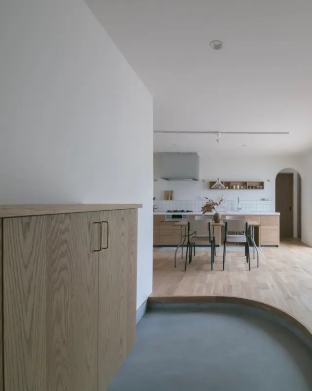 優しさを形にする

hospitality housing

-おもてなしの心を住まいにも-

自然と調和しながら、住まう人々を優しく包み込んでくれる住まい。
それこそが、時を経ても変わらない普遍的な本当の心地良さを育んでくれると考えています。

心を穏やかにしながら、ゆっくりと大切な時間を住み重ねられる、それが私たちイロハの家づくりです。

—————————————

■iroha (@iroha_architects)
奈良県奈良市西木辻町200-23
Tel: 0742-26-7111

—————————————

■モデルハウス

生駒郡斑鳩町 「斑鳩の家」
京都府城陽市 「城陽の家」
奈良県生駒市 「生駒の家」

ご来場予約はHPまたはお電話にて受け付けております。

—————————————

■施工エリア
奈良県、京都府南部、大阪東部、滋賀県南部、三重県南部など

—————————————
#間取り#住宅#インテリア#建築#工務店#いろは工務店#新築#新築一戸建て#注文住宅 #新築注文住宅 #平屋 #キッチン #塗り壁 #玄関 #リビング #丁寧な暮らし #自然素材の家 #家づくり #家づくりアイデア#マイホーム計画#施工例#奈良注文住宅#京都注文住宅#注文住宅#奈良工務店
#housedesign#Nara#architecture#housedesign
#japanarchitecture#interiordesign#design