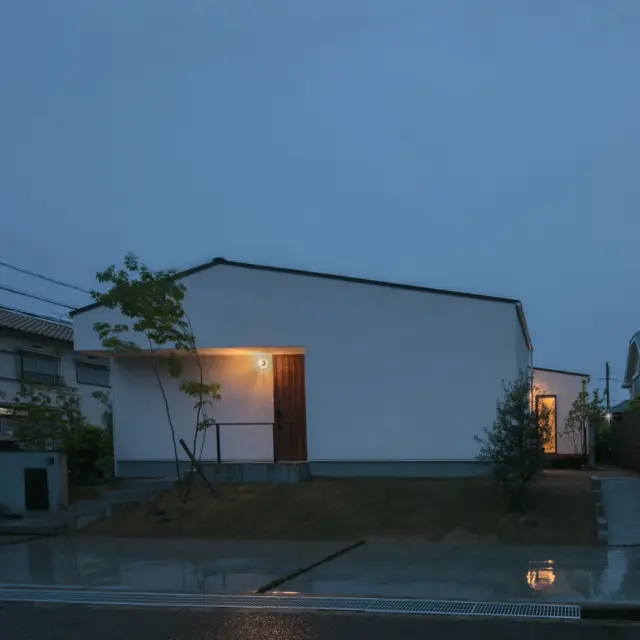 物語のある住まい

hospitality housing

-おもてなしの心を住まいにも-

自然と調和しながら、住まう人々を優しく包み込んでくれる住まい。
それこそが、時を経ても変わらない普遍的な本当の心地良さを育んでくれると考えています。

心を穏やかにしながら、ゆっくりと大切な時間を住み重ねられる、それが私たちイロハの家づくりです。

—————————————

■iroha (@iroha_architects)
奈良県奈良市西木辻町200-23
Tel: 0742-26-7111

—————————————

■モデルハウス

生駒郡斑鳩町 「斑鳩の家」
京都府城陽市 「城陽の家」
奈良県生駒市 「生駒の家」

ご来場予約はHPまたはお電話にて受け付けております。

—————————————

■施工エリア
奈良県、京都府南部、大阪東部、滋賀県南部、三重県南部など

—————————————
#間取り#住宅#インテリア#建築#工務店#いろは工務店#新築#新築一戸建て#注文住宅 #新築注文住宅 #平屋 #中庭 #塗り壁 #外観 #中庭のある家 #丁寧な暮らし #自然素材の家 #家づくり #家づくりアイデア#マイホーム計画#施工例#奈良注文住宅#京都注文住宅#注文住宅#奈良工務店
#housedesign#Nara#architecture#housedesign
#japanarchitecture#interiordesign#design