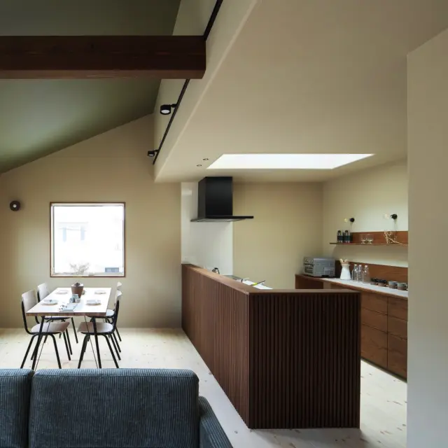 日常を照らす

hospitality housing

-おもてなしの心を住まいにも-

自然と調和しながら、住まう人々を優しく包み込んでくれる住まい。
それこそが、時を経ても変わらない普遍的な本当の心地良さを育んでくれると考えています。

心を穏やかにしながら、ゆっくりと大切な時間を住み重ねられる、それが私たちイロハの家づくりです。

—————————————

■iroha (@iroha_architects)
奈良県奈良市西木辻町200-23
Tel: 0742-26-7111

—————————————

■モデルハウス

生駒郡斑鳩町 「斑鳩の家」
京都府城陽市 「城陽の家」
奈良県生駒市 「生駒の家」

ご来場予約はHPまたはお電話にて受け付けております。

—————————————

■施工エリア
奈良県、京都府南部、大阪東部、滋賀県南部、三重県南部など

—————————————
#間取り#住宅#インテリア#建築#工務店#いろは工務店#新築#新築一戸建て#注文住宅 #新築注文住宅 #2階建て #2階リビング #塗り壁 #キッチン #丁寧な暮らし #自然素材の家 #家づくり #家づくりアイデア#マイホーム計画#施工例#奈良注文住宅#京都注文住宅#注文住宅#奈良工務店
#housedesign#Nara#architecture#housedesign
#japanarchitecture#interiordesign#design