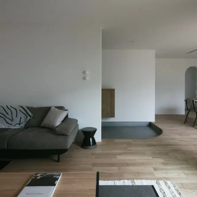やさしい住まい

hospitality housing

-おもてなしの心を住まいにも-

自然と調和しながら、住まう人々を優しく包み込んでくれる住まい。
それこそが、時を経ても変わらない普遍的な本当の心地良さを育んでくれると考えています。

心を穏やかにしながら、ゆっくりと大切な時間を住み重ねられる、それが私たちイロハの家づくりです。

—————————————

■iroha (@iroha_architects)
奈良県奈良市西木辻町200-23
Tel: 0742-26-7111

—————————————

■モデルハウス

生駒郡斑鳩町 「斑鳩の家」
京都府城陽市 「城陽の家」
奈良県生駒市 「生駒の家」

ご来場予約はHPまたはお電話にて受け付けております。

—————————————

■施工エリア
奈良県、京都府南部、大阪東部、滋賀県南部、三重県南部など

—————————————
#間取り#住宅#インテリア#建築#工務店#いろは工務店#新築#新築一戸建て#注文住宅 #新築注文住宅 #平屋 #リビング #塗り壁 #土間 #丁寧な暮らし #自然素材の家 #家づくり #家づくりアイデア#マイホーム計画#施工例#奈良注文住宅#京都注文住宅#注文住宅#奈良工務店
#housedesign#Nara#architecture#housedesign
#japanarchitecture#interiordesign#design