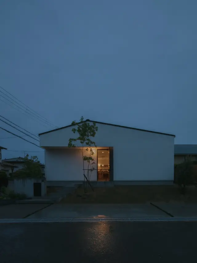 暮らしは続く

hospitality housing

-おもてなしの心を住まいにも-

自然と調和しながら、住まう人々を優しく包み込んでくれる住まい。
それこそが、時を経ても変わらない普遍的な本当の心地良さを育んでくれると考えています。

心を穏やかにしながら、ゆっくりと大切な時間を住み重ねられる、それが私たちイロハの家づくりです。

—————————————

■iroha (@iroha_architects)
奈良県奈良市西木辻町200-23
Tel: 0742-26-7111

—————————————

■モデルハウス

生駒郡斑鳩町 「斑鳩の家」
京都府城陽市 「城陽の家」
奈良県生駒市 「生駒の家」

ご来場予約はHPまたはお電話にて受け付けております。

—————————————

■施工エリア
奈良県、京都府南部、大阪東部、滋賀県南部、三重県南部など

—————————————
#間取り#住宅#インテリア#建築#工務店#いろは工務店#新築#新築一戸建て#注文住宅 #新築注文住宅 #平屋 #外観 #外構 #塗り壁 #丁寧な暮らし #自然素材の家 #家づくり #家づくりアイデア#マイホーム計画#施工例#奈良注文住宅#京都注文住宅#注文住宅#奈良工務店
#housedesign#Nara#architecture#housedesign
#japanarchitecture#interiordesign#design
