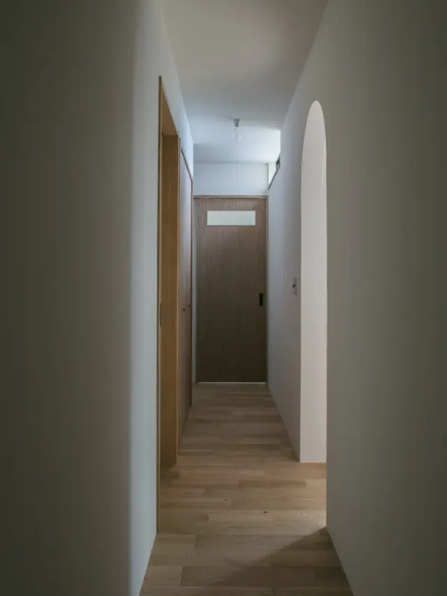射し込む光が、空間にやさしい輪郭をつける。

hospitality housing

-おもてなしの心を住まいにも-

自然と調和しながら、住まう人々を優しく包み込んでくれる住まい。
それこそが、時を経ても変わらない普遍的な本当の心地良さを育んでくれると考えています。

心を穏やかにしながら、ゆっくりと大切な時間を住み重ねられる、それが私たちイロハの家づくりです。

—————————————

■iroha (@iroha_architects)
奈良県奈良市西木辻町200-23
Tel: 0742-26-7111

—————————————

■モデルハウス

生駒郡斑鳩町 「斑鳩の家」
京都府城陽市 「城陽の家」
奈良県生駒市 「生駒の家」

ご来場予約はHPまたはお電話にて受け付けております。

—————————————

■施工エリア
奈良県、京都府南部、大阪東部、滋賀県南部、三重県南部など

—————————————
#間取り#住宅#インテリア#建築#工務店#いろは工務店#新築#新築一戸建て#注文住宅 #新築注文住宅 #中庭のある家 #平屋 #塗り壁 #丁寧な暮らし #自然素材の家 #庭のある暮らし #自由設計 #設計デザイン #施工事例 #奈良注文住宅 #京都注文住宅 #注文住宅 #奈良工務店 
#housedesign#Nara#architecture#housedesign
#japanarchitecture#interiordesign#design