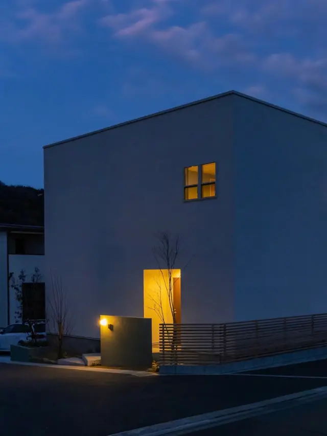 夜に溶け込む

hospitality housing

-おもてなしの心を住まいにも-

自然と調和しながら、住まう人々を優しく包み込んでくれる住まい。
それこそが、時を経ても変わらない普遍的な本当の心地良さを育んでくれると考えています。

心を穏やかにしながら、ゆっくりと大切な時間を住み重ねられる、それが私たちイロハの家づくりです。

—————————————

■iroha (@iroha_architects)
奈良県奈良市西木辻町200-23
Tel: 0742-26-7111

—————————————

■モデルハウス

生駒郡斑鳩町 「斑鳩の家」
京都府城陽市 「城陽の家」
奈良県生駒市 「生駒の家」

ご来場予約はHPまたはお電話にて受け付けております。

—————————————

■施工エリア
奈良県、京都府南部、大阪東部、滋賀県南部、三重県南部など

—————————————
#間取り#住宅#インテリア#建築#工務店#いろは工務店#新築#新築一戸建て#注文住宅 #新築注文住宅 #新築デザイン #2階建て #漆喰 #中庭のある暮らし #塗り壁 #丁寧な暮らし #自然素材の家 #設計施工 #自由設計 #設計デザイン #施工事例 #奈良注文住宅 #京都注文住宅 #注文住宅 #奈良工務店 
#housedesign#Nara#architecture#housedesign
#japanarchitecture#interiordesign#design