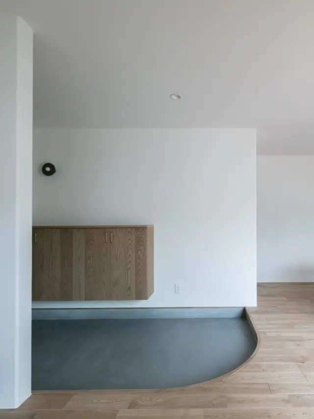 空間のリズムを整える穏やかな一筆

hospitality housing

-おもてなしの心を住まいにも-

自然と調和しながら、住まう人々を優しく包み込んでくれる住まい。
それこそが、時を経ても変わらない普遍的な本当の心地良さを育んでくれると考えています。

心を穏やかにしながら、ゆっくりと大切な時間を住み重ねられる、それが私たちイロハの家づくりです。

—————————————

■iroha (@iroha_architects)
奈良県奈良市西木辻町200-23
Tel: 0742-26-7111

—————————————

■モデルハウス

生駒郡斑鳩町 「斑鳩の家」
京都府城陽市 「城陽の家」
奈良県生駒市 「生駒の家」

ご来場予約はHPまたはお電話にて受け付けております。

—————————————

■施工エリア
奈良県、京都府南部、大阪東部、滋賀県南部、三重県南部など

—————————————
#間取り#住宅#インテリア#建築#工務店#いろは工務店#新築#新築一戸建て#注文住宅 #新築注文住宅 #新築デザイン #平屋 #玄関土間 #珪藻土 #塗り壁 #丁寧な暮らし #自然素材の家 #設計施工 #自由設計 #設計デザイン #施工事例 #奈良注文住宅 #京都注文住宅 #注文住宅 #奈良工務店 
#housedesign#Nara#architecture#housedesign
#japanarchitecture#interiordesign#design