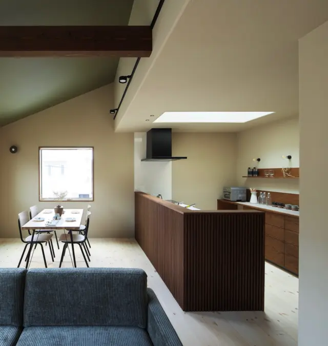 暮らしという名の小さな贅沢

hospitality housing

-おもてなしの心を住まいにも-

自然と調和しながら、住まう人々を優しく包み込んでくれる住まい。
それこそが、時を経ても変わらない普遍的な本当の心地良さを育んでくれると考えています。

心を穏やかにしながら、ゆっくりと大切な時間を住み重ねられる、それが私たちイロハの家づくりです。

—————————————

■iroha (@iroha_architects)
奈良県奈良市西木辻町200-23
Tel: 0742-26-7111

—————————————

■モデルハウス

生駒郡斑鳩町 「斑鳩の家」
京都府城陽市 「城陽の家」
奈良県生駒市 「生駒の家」

ご来場予約はHPまたはお電話にて受け付けております。

—————————————

■施工エリア
奈良県、京都府南部、大阪東部、滋賀県南部、三重県南部など

—————————————
#間取り#住宅#インテリア#建築#工務店#いろは工務店#新築#新築一戸建て#注文住宅 #新築注文住宅 #新築デザイン #2階建て #2階リビング #珪藻土 #塗り壁 #丁寧な暮らし #自然素材の家 #設計施工 #自由設計 #設計デザイン #施工事例 #奈良注文住宅 #京都注文住宅 #注文住宅 #奈良工務店 
#housedesign#Nara#architecture#housedesign
#japanarchitecture#interiordesign#design