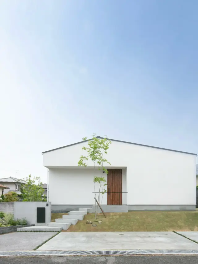 やわらかな輪郭

hospitality housing

-おもてなしの心を住まいにも-

自然と調和しながら、住まう人々を優しく包み込んでくれる住まい。
それこそが、時を経ても変わらない普遍的な本当の心地良さを育んでくれると考えています。

心を穏やかにしながら、ゆっくりと大切な時間を住み重ねられる、それが私たちイロハの家づくりです。

—————————————

■iroha (@iroha_architects)
奈良県奈良市西木辻町200-23
Tel: 0742-26-7111

—————————————

■モデルハウス

生駒郡斑鳩町 「斑鳩の家」
奈良県生駒市 「生駒の家」

ご来場予約はHPまたはお電話にて受け付けております。

—————————————

■施工エリア
奈良県、京都府南部、大阪東部、滋賀県南部、三重県南部など

—————————————
#間取り#住宅#インテリア#建築#工務店#いろは工務店#新築#新築一戸建て#注文住宅 #新築注文住宅 #新築デザイン #平屋 #外構 #外観 #塗り壁 #丁寧な暮らし #自然素材の家 #設計施工 #自由設計 #設計デザイン #施工事例 #奈良注文住宅 #京都注文住宅 #注文住宅 #奈良工務店 
#housedesign#Nara#architecture#housedesign
#japanarchitecture#interiordesign#design