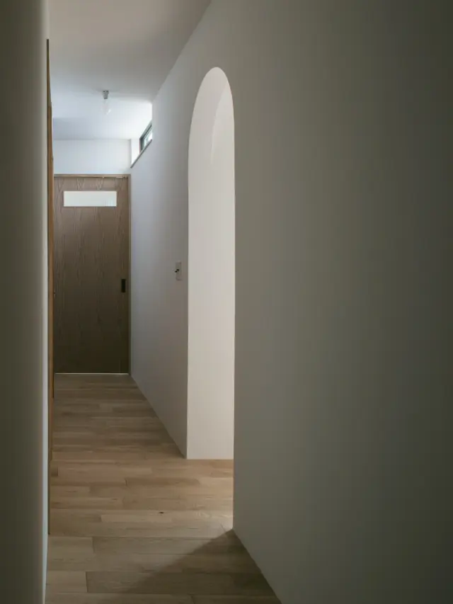 光を招く設計

hospitality housing

-おもてなしの心を住まいにも-

自然と調和しながら、住まう人々を優しく包み込んでくれる住まい。
それこそが、時を経ても変わらない普遍的な本当の心地良さを育んでくれると考えています。

心を穏やかにしながら、ゆっくりと大切な時間を住み重ねられる、それが私たちイロハの家づくりです。

—————————————

■iroha (@iroha_architects)
奈良県奈良市西木辻町200-23
Tel: 0742-26-7111

—————————————

■モデルハウス

生駒郡斑鳩町 「斑鳩の家」
奈良県生駒市 「生駒の家」

ご来場予約はHPまたはお電話にて受け付けております。

—————————————

■施工エリア
奈良県、京都府南部、大阪東部、滋賀県南部、三重県南部など

—————————————
#間取り#住宅#インテリア#建築#工務店#いろは工務店#新築#新築一戸建て#注文住宅 #新築注文住宅 #新築デザイン #平屋 #廊下 #珪藻土 #塗り壁 #丁寧な暮らし #自然素材の家 #設計施工 #自由設計 #設計デザイン #施工事例 #奈良注文住宅 #京都注文住宅 #注文住宅 #奈良工務店 
#housedesign#Nara#architecture#housedesign
#japanarchitecture#interiordesign#design