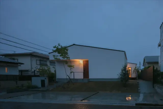夜に溶け込む

hospitality housing

-おもてなしの心を住まいにも-

自然と調和しながら、住まう人々を優しく包み込んでくれる住まい。
それこそが、時を経ても変わらない普遍的な本当の心地良さを育んでくれると考えています。

心を穏やかにしながら、ゆっくりと大切な時間を住み重ねられる、それが私たちイロハの家づくりです。

—————————————

■iroha (@iroha_architects)
奈良県奈良市西木辻町200-23
Tel: 0742-26-7111

—————————————

■モデルハウス

生駒郡斑鳩町 「斑鳩の家」
奈良県生駒市 「生駒の家」

ご来場予約はHPまたはお電話にて受け付けております。

—————————————

■施工エリア
奈良県、京都府南部、大阪東部、滋賀県南部、三重県南部など

—————————————
#間取り#住宅#インテリア#建築#工務店#いろは工務店#新築#新築一戸建て#注文住宅 #新築注文住宅 #新築デザイン #平屋 #外観 #外構デザイン #塗り壁 #丁寧な暮らし #自然素材の家 #設計施工 #自由設計 #設計デザイン #施工事例 #奈良注文住宅 #京都注文住宅 #注文住宅 #奈良工務店 
#housedesign#Nara#architecture#housedesign
#japanarchitecture#interiordesign#design