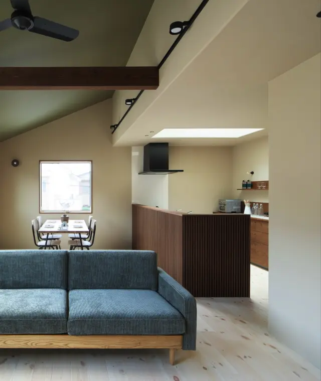 陽の光に包まれた生活

hospitality housing

-おもてなしの心を住まいにも-

自然と調和しながら、住まう人々を優しく包み込んでくれる住まい。
それこそが、時を経ても変わらない普遍的な本当の心地良さを育んでくれると考えています。

心を穏やかにしながら、ゆっくりと大切な時間を住み重ねられる、それが私たちイロハの家づくりです。

—————————————

■iroha (@iroha_architects)
奈良県奈良市西木辻町200-23
Tel: 0742-26-7111

—————————————

■モデルハウス

生駒郡斑鳩町 「斑鳩の家」
奈良県生駒市 「生駒の家」

ご来場予約はHPまたはお電話にて受け付けております。

—————————————

■施工エリア
奈良県、京都府南部、大阪東部、滋賀県南部、三重県南部など

—————————————
#間取り#住宅#インテリア#建築#工務店#いろは工務店#新築#新築一戸建て#注文住宅 #新築注文住宅 #新築デザイン #二階建て #リビング #二階リビング #塗り壁 #丁寧な暮らし #自然素材の家 #設計施工 #自由設計 #設計デザイン #施工事例 #奈良注文住宅 #京都注文住宅 #注文住宅 #奈良工務店 
#housedesign#Nara#architecture#housedesign
#japanarchitecture#interiordesign#design