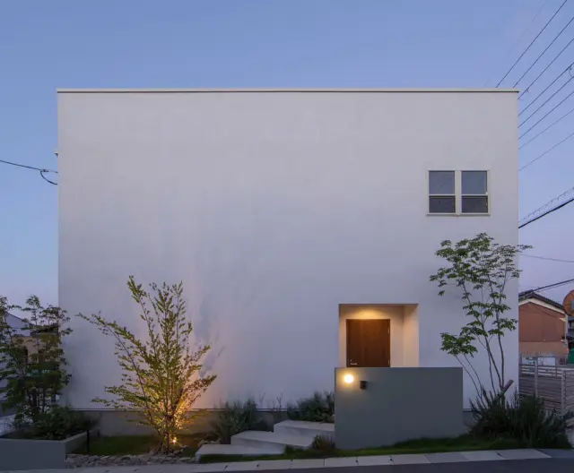 時を重ねても心が躍る住まい

hospitality housing

-おもてなしの心を住まいにも-

自然と調和しながら、住まう人々を優しく包み込んでくれる住まい。
それこそが、時を経ても変わらない普遍的な本当の心地良さを育んでくれると考えています。

心を穏やかにしながら、ゆっくりと大切な時間を住み重ねられる、それが私たちイロハの家づくりです。

—————————————

■iroha (@iroha_architects)
奈良県奈良市西木辻町200-23
Tel: 0742-26-7111

—————————————

■モデルハウス

生駒郡斑鳩町 「斑鳩の家」
奈良県生駒市 「生駒の家」

ご来場予約はHPまたはお電話にて受け付けております。

—————————————

■施工エリア
奈良県、京都府南部、大阪東部、滋賀県南部、三重県南部など

—————————————
#間取り#住宅#インテリア#建築#工務店#いろは工務店#新築#新築一戸建て#注文住宅 #新築注文住宅 #新築デザイン #2階建て #外観 #漆喰 #塗り壁 #丁寧な暮らし #自然素材の家 #設計施工 #自由設計 #設計デザイン #施工事例 #奈良注文住宅 #京都注文住宅 #注文住宅 #奈良工務店 
#housedesign#Nara#architecture#housedesign
#japanarchitecture#interiordesign#design