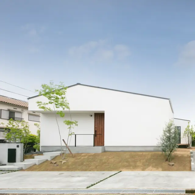 理想を形に

hospitality housing

-おもてなしの心を住まいにも-

自然と調和しながら、住まう人々を優しく包み込んでくれる住まい。
それこそが、時を経ても変わらない普遍的な本当の心地良さを育んでくれると考えています。

心を穏やかにしながら、ゆっくりと大切な時間を住み重ねられる、それが私たちイロハの家づくりです。

—————————————

■iroha (@iroha_architects)
奈良県奈良市西木辻町200-23
Tel: 0742-26-7111

—————————————

■モデルハウス

生駒郡斑鳩町 「斑鳩の家」
奈良県生駒市 「生駒の家」

ご来場予約はHPまたはお電話にて受け付けております。

—————————————

■施工エリア
奈良県、京都府南部、大阪東部、滋賀県南部、三重県南部など

—————————————
#間取り#住宅#インテリア#建築#工務店#いろは工務店#新築 #注文住宅 #新築注文住宅 #新築デザイン #平屋 #外観 #外構工事 #珪藻土 #塗り壁 #丁寧な暮らし #自然素材の家 #設計施工 #自由設計 #設計デザイン #施工事例 #奈良注文住宅 #京都注文住宅 #注文住宅 #奈良工務店 
#housedesign#Nara#architecture#housedesign
#japanarchitecture#interiordesign#design