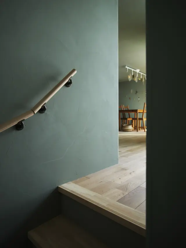 細部へのこだわり

hospitality housing

-おもてなしの心を住まいにも-

自然と調和しながら、住まう人々を優しく包み込んでくれる住まい。
それこそが、時を経ても変わらない普遍的な本当の心地良さを育んでくれると考えています。

心を穏やかにしながら、ゆっくりと大切な時間を住み重ねられる、それが私たちイロハの家づくりです。

—————————————

■iroha (@iroha_architects)
奈良県奈良市西木辻町200-23
Tel: 0742-26-7111

—————————————

■モデルハウス

生駒郡斑鳩町 「斑鳩の家」
奈良県生駒市 「生駒の家」

ご来場予約はHPまたはお電話にて受け付けております。

—————————————

■施工エリア
奈良県、京都府南部、大阪東部、滋賀県南部、三重県南部など

—————————————
#間取り#住宅#インテリア#建築#工務店#いろは工務店#新築 #注文住宅 #新築注文住宅 #新築デザイン #二階建て #階段 #子ども部屋 #珪藻土 #塗り壁 #丁寧な暮らし #自然素材の家 #設計施工 #自由設計 #設計デザイン #施工事例 #奈良注文住宅 #京都注文住宅 #注文住宅 #奈良工務店 
#housedesign#Nara#architecture#housedesign
#japanarchitecture#interiordesign#design