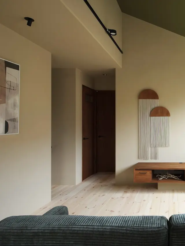 素材が呼吸する住まい

hospitality housing

-おもてなしの心を住まいにも-

自然と調和しながら、住まう人々を優しく包み込んでくれる住まい。
それこそが、時を経ても変わらない普遍的な本当の心地良さを育んでくれると考えています。

心を穏やかにしながら、ゆっくりと大切な時間を住み重ねられる、それが私たちイロハの家づくりです。

—————————————

■iroha (@iroha_architects)
奈良県奈良市西木辻町200-23
Tel: 0742-26-7111

—————————————

■モデルハウス

生駒郡斑鳩町 「斑鳩の家」
奈良県生駒市 「生駒の家」

ご来場予約はHPまたはお電話にて受け付けております。

—————————————

■施工エリア
奈良県、京都府南部、大阪東部、滋賀県南部、三重県南部など

—————————————
#間取り#住宅#インテリア#建築#工務店#いろは工務店#新築 #注文住宅 #新築注文住宅 #新築デザイン #二階リビング #リビング #二階建て #珪藻土 #塗り壁 #丁寧な暮らし #自然素材の家 #設計施工 #自由設計 #設計デザイン #施工事例 #奈良注文住宅 #京都注文住宅 #注文住宅 #奈良工務店 
#housedesign#Nara#architecture#housedesign
#japanarchitecture#interiordesign#design