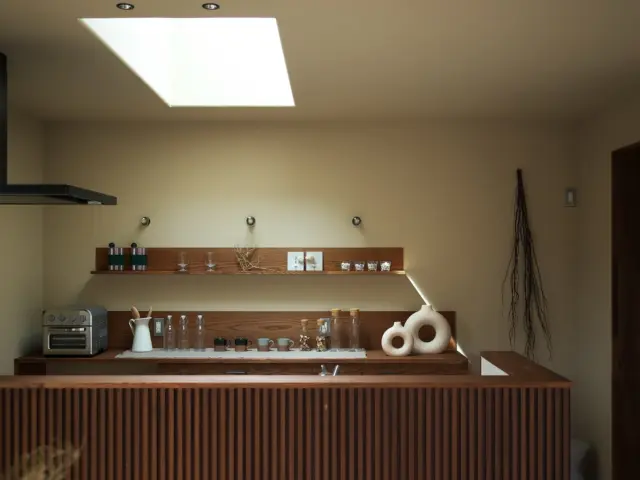 光を届ける

hospitality housing

-おもてなしの心を住まいにも-

自然と調和しながら、住まう人々を優しく包み込んでくれる住まい。
それこそが、時を経ても変わらない普遍的な本当の心地良さを育んでくれると考えています。

心を穏やかにしながら、ゆっくりと大切な時間を住み重ねられる、それが私たちイロハの家づくりです。

—————————————

■iroha (@iroha_architects)
奈良県奈良市西木辻町200-23
Tel: 0742-26-7111

—————————————

■モデルハウス

生駒郡斑鳩町 「斑鳩の家」
奈良県生駒市 「生駒の家」

ご来場予約はHPまたはお電話にて受け付けております。

—————————————

■施工エリア
奈良県、京都府南部、大阪東部、滋賀県南部、三重県南部など

—————————————
#間取り#住宅#インテリア#建築#工務店#いろは工務店#新築 #注文住宅 #新築注文住宅 #新築デザイン #二階建て #キッチン #二階リビング #造作キッチン #塗り壁 #丁寧な暮らし #自然素材の家 #設計施工 #自由設計 #設計デザイン #施工事例 #奈良注文住宅 #京都注文住宅 #注文住宅 #奈良工務店 
#housedesign#Nara#architecture#housedesign
#japanarchitecture#interiordesign#design