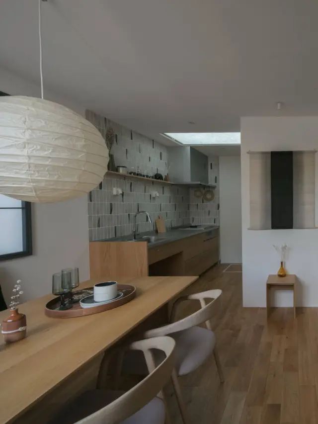 家事が楽しくなる

hospitality housing

-おもてなしの心を住まいにも-

自然と調和しながら、住まう人々を優しく包み込んでくれる住まい。
それこそが、時を経ても変わらない普遍的な本当の心地良さを育んでくれると考えています。

心を穏やかにしながら、ゆっくりと大切な時間を住み重ねられる、それが私たちイロハの家づくりです。

—————————————

■iroha (@iroha_architects)
奈良県奈良市西木辻町200-23
Tel: 0742-26-7111

—————————————

■モデルハウス

生駒郡斑鳩町 「斑鳩の家」
奈良県生駒市 「生駒の家」

ご来場予約はHPまたはお電話にて受け付けております。

—————————————

■施工エリア
奈良県、京都府南部、大阪東部、滋賀県南部、三重県南部など

—————————————
#間取り#住宅#インテリア#建築#工務店#いろは工務店#新築 #注文住宅 #新築注文住宅 #新築デザイン #平屋 #キッチン #ダイニング #珪藻土 #塗り壁 #丁寧な暮らし #自然素材の家 #設計施工 #自由設計 #設計デザイン #施工事例 #奈良注文住宅 #京都注文住宅 #注文住宅 #奈良工務店 
#housedesign#Nara#architecture#housedesign
#japanarchitecture#interiordesign#design