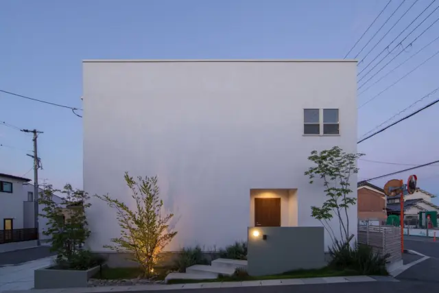 ときめきが続く家

hospitality housing

-おもてなしの心を住まいにも-

自然と調和しながら、住まう人々を優しく包み込んでくれる住まい。
それこそが、時を経ても変わらない普遍的な本当の心地良さを育んでくれると考えています。

心を穏やかにしながら、ゆっくりと大切な時間を住み重ねられる、それが私たちイロハの家づくりです。

—————————————

■iroha (@iroha_architects)
奈良県奈良市西木辻町200-23
Tel: 0742-26-7111

—————————————

■モデルハウス

生駒郡斑鳩町 「斑鳩の家」
奈良県生駒市 「生駒の家」

ご来場予約はHPまたはお電話にて受け付けております。

—————————————

■施工エリア
奈良県、京都府南部、大阪東部、滋賀県南部、三重県南部など

—————————————
#間取り#住宅#インテリア#建築#工務店#いろは工務店#新築#新築一戸建て#注文住宅 #新築注文住宅 #新築デザイン #2階建て #外観 #漆喰 #塗り壁 #丁寧な暮らし #自然素材の家 #設計施工 #自由設計 #設計デザイン #施工事例 #奈良注文住宅 #京都注文住宅 #注文住宅 #奈良工務店 
#housedesign#Nara#architecture#housedesign
#japanarchitecture#interiordesign#design