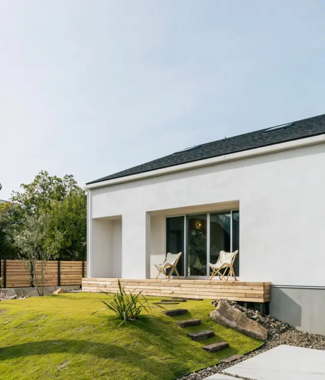 自然と住まう

hospitality housing

-おもてなしの心を住まいにも-

自然と調和しながら、住まう人々を優しく包み込んでくれる住まい。
それこそが、時を経ても変わらない普遍的な本当の心地良さを育んでくれると考えています。

心を穏やかにしながら、ゆっくりと大切な時間を住み重ねられる、それが私たちイロハの家づくりです。

—————————————

■iroha (@iroha_architects)
奈良県奈良市西木辻町200-23
Tel: 0742-26-7111

—————————————

■モデルハウス

生駒郡斑鳩町 「斑鳩の家」
奈良県生駒市 「生駒の家」

ご来場予約はHPまたはお電話にて受け付けております。

—————————————

■施工エリア
奈良県、京都府南部、大阪東部、滋賀県南部、三重県南部など

—————————————
#間取り#住宅#インテリア#建築#工務店#いろは工務店#新築#新築一戸建て#注文住宅 #新築注文住宅 #新築デザイン #平屋 #外観 #庭 #塗り壁 #丁寧な暮らし #自然素材の家 #設計施工 #自由設計 #設計デザイン #施工事例 #奈良注文住宅 #京都注文住宅 #注文住宅 #奈良工務店 
#housedesign#Nara#architecture#housedesign
#japanarchitecture#interiordesign#design