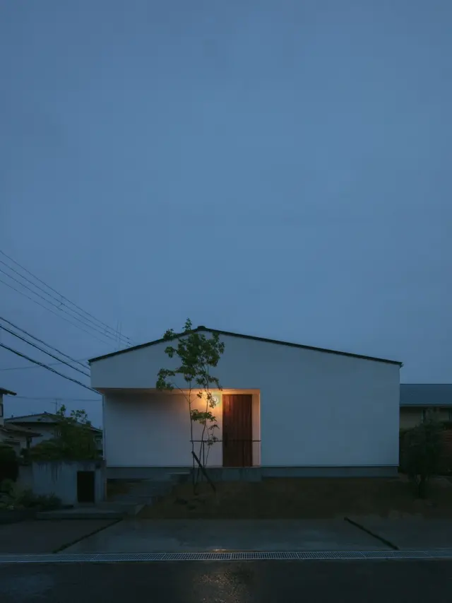 ときめきが褪せない家

hospitality housing

-おもてなしの心を住まいにも-

自然と調和しながら、住まう人々を優しく包み込んでくれる住まい。
それこそが、時を経ても変わらない普遍的な本当の心地良さを育んでくれると考えています。

心を穏やかにしながら、ゆっくりと大切な時間を住み重ねられる、それが私たちイロハの家づくりです。

—————————————

■iroha (@iroha_architects)
奈良県奈良市西木辻町200-23
Tel: 0742-26-7111

—————————————

■モデルハウス

生駒郡斑鳩町 「斑鳩の家」
奈良県生駒市 「生駒の家」

ご来場予約はHPまたはお電話にて受け付けております。

—————————————

■施工エリア
奈良県、京都府南部、大阪東部、滋賀県南部、三重県南部など

—————————————
#間取り#住宅#インテリア#建築#工務店#いろは工務店#新築#新築一戸建て#注文住宅 #新築注文住宅 #新築デザイン #平屋 #外観 #漆喰 #塗り壁 #丁寧な暮らし #自然素材の家 #設計施工 #自由設計 #設計デザイン #施工事例 #奈良注文住宅 #京都注文住宅 #注文住宅 #奈良工務店 
#housedesign#Nara#architecture#housedesign
#japanarchitecture#interiordesign#design