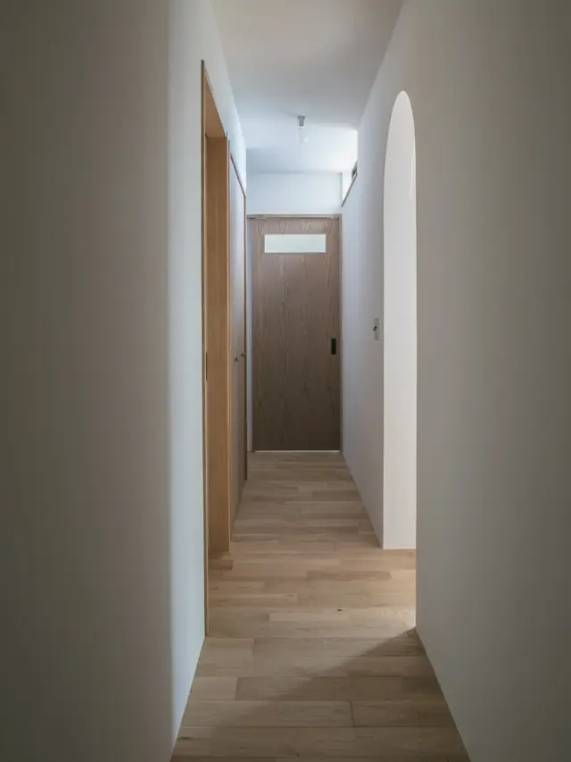 光と影のリズムを紡ぐ家

hospitality housing

-おもてなしの心を住まいにも-

自然と調和しながら、住まう人々を優しく包み込んでくれる住まい。
それこそが、時を経ても変わらない普遍的な本当の心地良さを育んでくれると考えています。

心を穏やかにしながら、ゆっくりと大切な時間を住み重ねられる、それが私たちイロハの家づくりです。

—————————————

■iroha (@iroha_architects)
奈良県奈良市西木辻町200-23
Tel: 0742-26-7111

—————————————

■モデルハウス

生駒郡斑鳩町 「斑鳩の家」
奈良県生駒市 「生駒の家」

ご来場予約はHPまたはお電話にて受け付けております。

—————————————

■施工エリア
奈良県、京都府南部、大阪東部、滋賀県南部、三重県南部など

—————————————
#間取り#住宅#インテリア#建築#工務店#いろは工務店#新築#新築一戸建て#注文住宅 #新築注文住宅 #新築デザイン #平屋 #廊下 #漆喰 #塗り壁 #丁寧な暮らし #自然素材の家 #設計施工 #自由設計 #設計デザイン #施工事例 #奈良注文住宅 #京都注文住宅 #注文住宅 #奈良工務店 
#housedesign#Nara#architecture#housedesign
#japanarchitecture#interiordesign#design