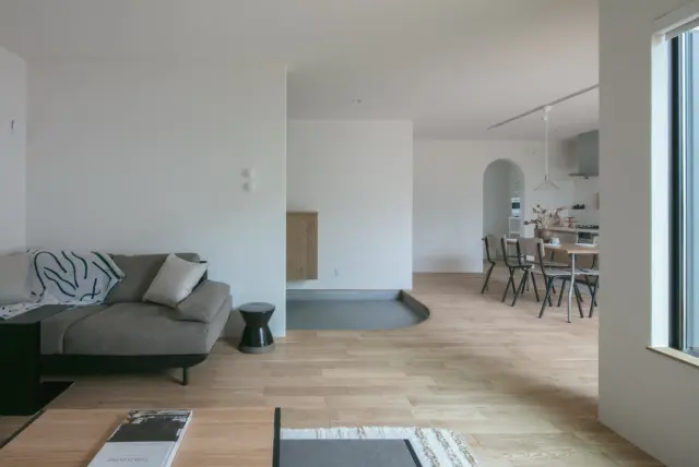 遊び心のある空間

hospitality housing

-おもてなしの心を住まいにも-

自然と調和しながら、住まう人々を優しく包み込んでくれる住まい。
それこそが、時を経ても変わらない普遍的な本当の心地良さを育んでくれると考えています。

心を穏やかにしながら、ゆっくりと大切な時間を住み重ねられる、それが私たちイロハの家づくりです。

—————————————

■iroha (@iroha_architects)
奈良県奈良市西木辻町200-23
Tel: 0742-26-7111

—————————————

■モデルハウス

生駒郡斑鳩町 「斑鳩の家」
奈良県生駒市 「生駒の家」

ご来場予約はHPまたはお電話にて受け付けております。

—————————————

■施工エリア
奈良県、京都府南部、大阪東部、滋賀県南部、三重県南部など

—————————————
#間取り#住宅#インテリア#建築#工務店#いろは工務店#新築#新築一戸建て#注文住宅 #新築注文住宅 #新築デザイン #平屋 #リビング #玄関 #塗り壁 #丁寧な暮らし #自然素材の家 #設計施工 #自由設計 #設計デザイン #施工事例 #奈良注文住宅 #京都注文住宅 #注文住宅 #奈良工務店 
#housedesign#Nara#architecture#housedesign
#japanarchitecture#interiordesign#design