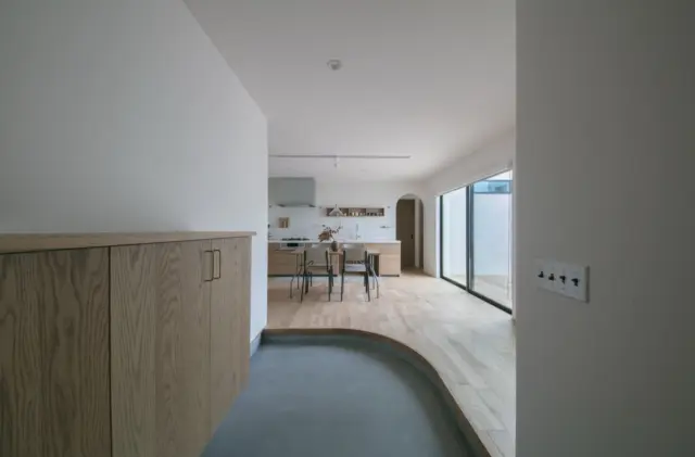 家族と空間のつながり

hospitality housing

-おもてなしの心を住まいにも-

自然と調和しながら、住まう人々を優しく包み込んでくれる住まい。
それこそが、時を経ても変わらない普遍的な本当の心地良さを育んでくれると考えています。

心を穏やかにしながら、ゆっくりと大切な時間を住み重ねられる、それが私たちイロハの家づくりです。

—————————————

■iroha (@iroha_architects)
奈良県奈良市西木辻町200-23
Tel: 0742-26-7111

—————————————

■モデルハウス

生駒郡斑鳩町 「斑鳩の家」
奈良県生駒市 「生駒の家」

ご来場予約はHPまたはお電話にて受け付けております。

—————————————

■施工エリア
奈良県、京都府南部、大阪東部、滋賀県南部、三重県南部など

—————————————
#間取り#住宅#インテリア#建築#工務店#いろは工務店#新築#新築一戸建て#注文住宅 #新築注文住宅 #新築デザイン #平屋 #玄関 #土間 #塗り壁 #丁寧な暮らし #自然素材の家 #設計施工 #自由設計 #設計デザイン #施工事例 #奈良注文住宅 #京都注文住宅 #注文住宅 #奈良工務店 
#housedesign#Nara#architecture#housedesign
#japanarchitecture#interiordesign#design