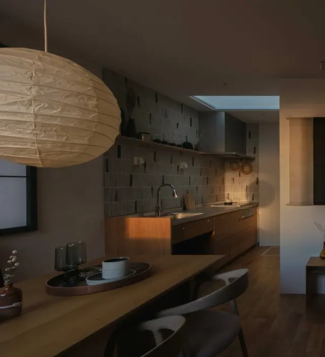 陰影を愉しむ

hospitality housing

-おもてなしの心を住まいにも-

自然と調和しながら、住まう人々を優しく包み込んでくれる住まい。
それこそが、時を経ても変わらない普遍的な本当の心地良さを育んでくれると考えています。

心を穏やかにしながら、ゆっくりと大切な時間を住み重ねられる、それが私たちイロハの家づくりです。

—————————————

■iroha (@iroha_architects)
奈良県奈良市西木辻町200-23
Tel: 0742-26-7111

—————————————

■モデルハウス

生駒郡斑鳩町 「斑鳩の家」
奈良県生駒市 「生駒の家」

ご来場予約はHPまたはお電話にて受け付けております。

—————————————

■施工エリア
奈良県、京都府南部、大阪東部、滋賀県南部、三重県南部など

—————————————
#間取り#住宅#インテリア#建築#工務店#いろは工務店#新築#新築一戸建て#注文住宅 #新築注文住宅 #新築デザイン #平屋 #キッチン #ダイニング #塗り壁 #丁寧な暮らし #自然素材の家 #設計施工 #自由設計 #設計デザイン #施工事例 #奈良注文住宅 #京都注文住宅 #注文住宅 #奈良工務店 
#housedesign#Nara#architecture#housedesign
#japanarchitecture#interiordesign#design