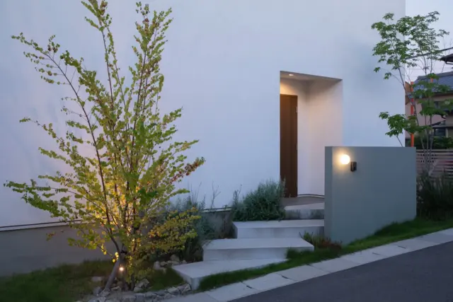 ときめくアプローチ

hospitality housing

-おもてなしの心を住まいにも-

自然と調和しながら、住まう人々を優しく包み込んでくれる住まい。
それこそが、時を経ても変わらない普遍的な本当の心地良さを育んでくれると考えています。

心を穏やかにしながら、ゆっくりと大切な時間を住み重ねられる、それが私たちイロハの家づくりです。

—————————————

■iroha (@iroha_architects)
奈良県奈良市西木辻町200-23
Tel: 0742-26-7111

—————————————

■モデルハウス

生駒郡斑鳩町 「斑鳩の家」
奈良県生駒市 「生駒の家」

ご来場予約はHPまたはお電話にて受け付けております。

—————————————

■施工エリア
奈良県、京都府南部、大阪東部、滋賀県南部、三重県南部など

—————————————
#間取り#住宅#インテリア#建築#工務店#いろは工務店#新築#新築一戸建て#注文住宅 #新築注文住宅 #新築デザイン #2階建て #外構 #玄関 #塗り壁 #丁寧な暮らし #自然素材の家 #設計施工 #自由設計 #設計デザイン #施工事例 #奈良注文住宅 #京都注文住宅 #注文住宅 #奈良工務店 
#housedesign#Nara#architecture#housedesign
#japanarchitecture#interiordesign#design