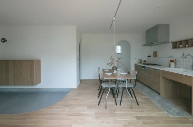 やさしい空間

hospitality housing

-おもてなしの心を住まいにも-

自然と調和しながら、住まう人々を優しく包み込んでくれる住まい。
それこそが、時を経ても変わらない普遍的な本当の心地良さを育んでくれると考えています。

心を穏やかにしながら、ゆっくりと大切な時間を住み重ねられる、それが私たちイロハの家づくりです。

—————————————

■iroha (@iroha_architects)
奈良県奈良市西木辻町200-23
Tel: 0742-26-7111

—————————————

■モデルハウス

生駒郡斑鳩町 「斑鳩の家」
奈良県生駒市 「生駒の家」

ご来場予約はHPまたはお電話にて受け付けております。

—————————————

■施工エリア
奈良県、京都府南部、大阪東部、滋賀県南部、三重県南部など

—————————————
#間取り#住宅#インテリア#建築#工務店#いろは工務店#新築#新築一戸建て#注文住宅 #新築注文住宅 #新築デザイン #平屋 #キッチン #ダイニング #塗り壁 #丁寧な暮らし #自然素材の家 #設計施工 #自由設計 #設計デザイン #施工事例 #奈良注文住宅 #京都注文住宅 #注文住宅 #奈良工務店 
#housedesign#Nara#architecture#housedesign
#japanarchitecture#interiordesign#design