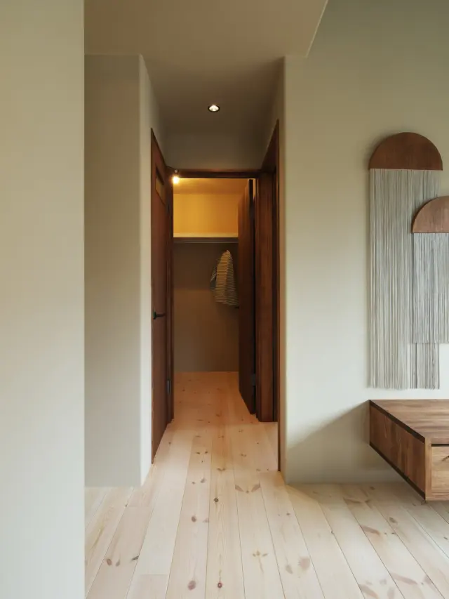 影と奥行き

hospitality housing

-おもてなしの心を住まいにも-

自然と調和しながら、住まう人々を優しく包み込んでくれる住まい。
それこそが、時を経ても変わらない普遍的な本当の心地良さを育んでくれると考えています。

心を穏やかにしながら、ゆっくりと大切な時間を住み重ねられる、それが私たちイロハの家づくりです。

—————————————

■iroha (@iroha_architects)
奈良県奈良市西木辻町200-23
Tel: 0742-26-7111

—————————————

■モデルハウス

生駒郡斑鳩町 「斑鳩の家」
奈良県生駒市 「生駒の家」

ご来場予約はHPまたはお電話にて受け付けております。

—————————————

■施工エリア
奈良県、京都府南部、大阪東部、滋賀県南部、三重県南部など

—————————————
#間取り#住宅#インテリア#建築#工務店#いろは工務店#新築#新築一戸建て#注文住宅 #新築注文住宅 #新築デザイン #2階建て #wic #廊下 #塗り壁 #丁寧な暮らし #自然素材の家 #設計施工 #自由設計 #設計デザイン #施工事例 #奈良注文住宅 #京都注文住宅 #注文住宅 #奈良工務店 
#housedesign#Nara#architecture#housedesign
#japanarchitecture#interiordesign#design