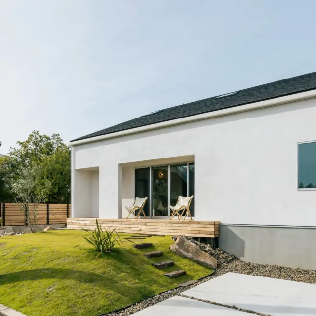 風景と寄り添う

hospitality housing

-おもてなしの心を住まいにも-

自然と調和しながら、住まう人々を優しく包み込んでくれる住まい。
それこそが、時を経ても変わらない普遍的な本当の心地良さを育んでくれると考えています。

心を穏やかにしながら、ゆっくりと大切な時間を住み重ねられる、それが私たちイロハの家づくりです。

—————————————

■iroha (@iroha_architects)
奈良県奈良市西木辻町200-23
Tel: 0742-26-7111

—————————————

■モデルハウス

生駒郡斑鳩町 「斑鳩の家」
奈良県生駒市 「生駒の家」

ご来場予約はHPまたはお電話にて受け付けております。

—————————————

■施工エリア
奈良県、京都府南部、大阪東部、滋賀県南部、三重県南部など

—————————————
#間取り#住宅#インテリア#建築#工務店#いろは工務店#新築#新築一戸建て#注文住宅 #新築注文住宅 #新築デザイン #平屋 #外観 #庭のある暮らし #漆喰 #丁寧な暮らし #自然素材の家 #設計施工 #自由設計 #設計デザイン #施工事例 #奈良注文住宅 #京都注文住宅 #注文住宅 #奈良工務店 
#housedesign#Nara#architecture#housedesign
#japanarchitecture#interiordesign#design