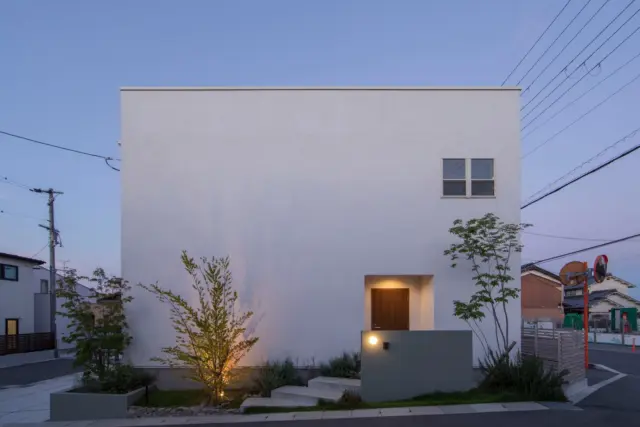 時間の移ろいと共に、魅せ方が変わる

hospitality housing

-おもてなしの心を住まいにも-

自然と調和しながら、住まう人々を優しく包み込んでくれる住まい。
それこそが、時を経ても変わらない普遍的な本当の心地良さを育んでくれると考えています。

心を穏やかにしながら、ゆっくりと大切な時間を住み重ねられる、それが私たちイロハの家づくりです。

—————————————

■iroha (@iroha_architects)
奈良県奈良市西木辻町200-23
Tel: 0742-26-7111

—————————————

■モデルハウス
奈良県生駒市 「生駒の家」

ご来場予約はHPまたはお電話にて受け付けております。

—————————————

■施工エリア
奈良県、京都府南部、大阪東部、滋賀県南部、三重県南部など

—————————————
#家づくり #外観 #建築 #注文住宅 #二階建て