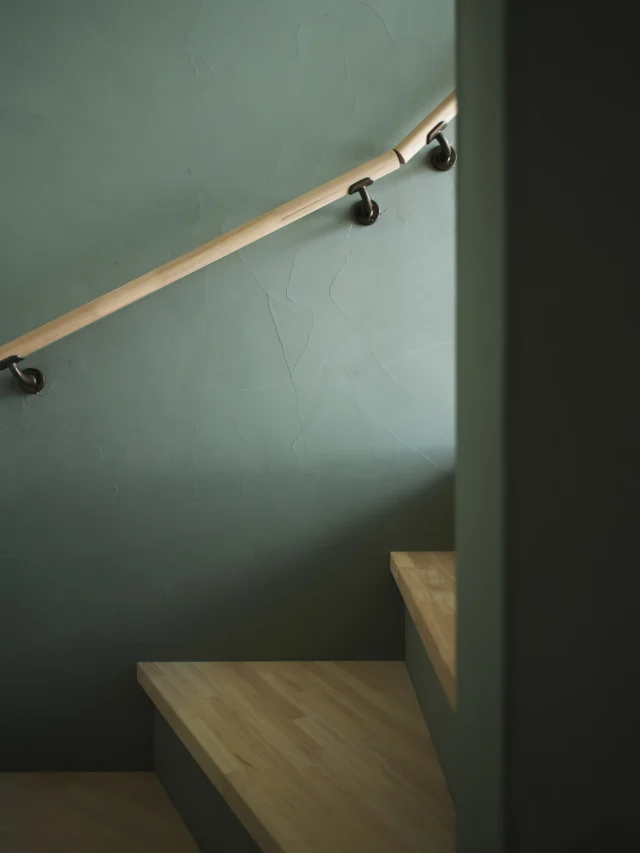 細部まで宿る

hospitality housing

-おもてなしの心を住まいにも-

自然と調和しながら、住まう人々を優しく包み込んでくれる住まい。
それこそが、時を経ても変わらない普遍的な本当の心地良さを育んでくれると考えています。

心を穏やかにしながら、ゆっくりと大切な時間を住み重ねられる、それが私たちイロハの家づくりです。

—————————————

■iroha (@iroha_architects)
奈良県奈良市西木辻町200-23
Tel: 0742-26-7111

—————————————

■モデルハウス
奈良県生駒市 「生駒の家」

ご来場予約はHPまたはお電話にて受け付けております。

—————————————

■施工エリア
奈良県、京都府南部、大阪東部、滋賀県南部、三重県南部など

—————————————
#手摺 #階段 #建築 #注文住宅 #2階建て