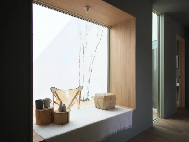 日常が輝く

hospitality housing

-おもてなしの心を住まいにも-

自然と調和しながら、住まう人々を優しく包み込んでくれる住まい。
それこそが、時を経ても変わらない普遍的な本当の心地良さを育んでくれると考えています。

心を穏やかにしながら、ゆっくりと大切な時間を住み重ねられる、それが私たちイロハの家づくりです。

—————————————

■iroha (@iroha_architects)
奈良県奈良市西木辻町200-23
Tel: 0742-26-7111

—————————————

■モデルハウス
奈良県生駒市 「生駒の家」

ご来場予約はHPまたはお電話にて受け付けております。

—————————————

■施工エリア
奈良県、京都府南部、大阪東部、滋賀県南部、三重県南部など

—————————————
#ヌック #中庭 #建築 #注文住宅 #塗り壁