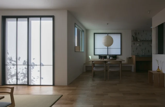 凛とした空間

hospitality housing

-おもてなしの心を住まいにも-

自然と調和しながら、住まう人々を優しく包み込んでくれる住まい。
それこそが、時を経ても変わらない普遍的な本当の心地良さを育んでくれると考えています。

心を穏やかにしながら、ゆっくりと大切な時間を住み重ねられる、それが私たちイロハの家づくりです。

—————————————

■iroha (@iroha_architects)
奈良県奈良市西木辻町200-23
Tel: 0742-26-7111

—————————————

■モデルハウス
奈良県生駒市 「生駒の家」

ご来場予約はHPまたはお電話にて受け付けております。

—————————————

■施工エリア
奈良県、京都府南部、大阪東部、滋賀県南部、三重県南部など

—————————————
#障子 #和モダン #建築 #注文住宅 #平屋