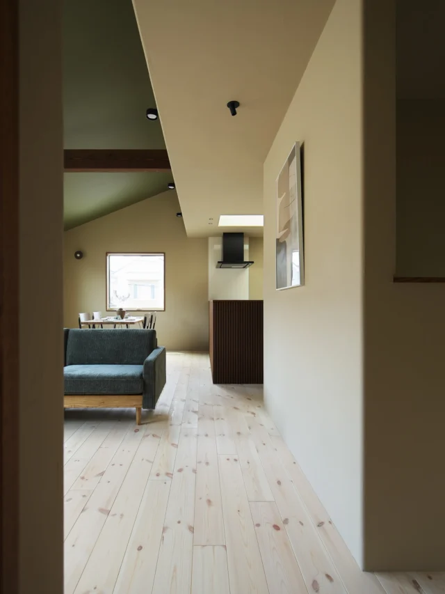 2階リビングだからこそ叶えられる暮らし

hospitality housing

-おもてなしの心を住まいにも-

自然と調和しながら、住まう人々を優しく包み込んでくれる住まい。
それこそが、時を経ても変わらない普遍的な本当の心地良さを育んでくれると考えています。

心を穏やかにしながら、ゆっくりと大切な時間を住み重ねられる、それが私たちイロハの家づくりです。

—————————————

■iroha (@iroha_architects)
奈良県奈良市西木辻町200-23
Tel: 0742-26-7111

—————————————

■モデルハウス
奈良県生駒市 「生駒の家」

ご来場予約はHPまたはお電話にて受け付けております。

—————————————

■施工エリア
奈良県、京都府南部、大阪東部、滋賀県南部、三重県南部など

—————————————
#2階リビング #階段 #建築 #注文住宅 #2階建て