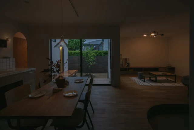 暮らしを変える

hospitality housing

-おもてなしの心を住まいにも-

自然と調和しながら、住まう人々を優しく包み込んでくれる住まい。
それこそが、時を経ても変わらない普遍的な本当の心地良さを育んでくれると考えています。

心を穏やかにしながら、ゆっくりと大切な時間を住み重ねられる、それが私たちイロハの家づくりです。

—————————————

■iroha (@iroha_architects)
奈良県奈良市西木辻町200-23
Tel: 0742-26-7111

—————————————

■モデルハウス
奈良県生駒市 「生駒の家」

ご来場予約はHPまたはお電話にて受け付けております。

—————————————

■施工エリア
奈良県、京都府南部、大阪東部、滋賀県南部、三重県南部など

—————————————
#リビング #中庭 #建築 #注文住宅 #平屋