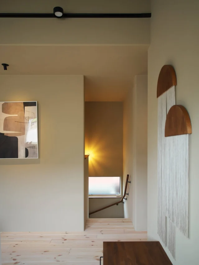 家族に寄り添う暮らし

hospitality housing

-おもてなしの心を住まいにも-

自然と調和しながら、住まう人々を優しく包み込んでくれる住まい。
それこそが、時を経ても変わらない普遍的な本当の心地良さを育んでくれると考えています。

心を穏やかにしながら、ゆっくりと大切な時間を住み重ねられる、それが私たちイロハの家づくりです。

—————————————

■iroha (@iroha_architects)
奈良県奈良市西木辻町200-23
Tel: 0742-26-7111

—————————————

■モデルハウス
奈良県生駒市 「生駒の家」

ご来場予約はHPまたはお電話にて受け付けております。

—————————————

■施工エリア
奈良県、京都府南部、大阪東部、滋賀県南部、三重県南部など

—————————————
#無垢床 #塗り壁 #建築 #注文住宅 #2階リビング