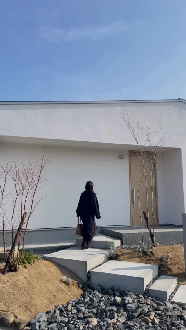 余白を愉しむ住まい

hospitality housing

-おもてなしの心を住まいにも-

自然と調和しながら、住まう人々を優しく包み込んでくれる住まい。
それこそが、時を経ても変わらない普遍的な本当の心地良さを育んでくれると考えています。

心を穏やかにしながら、ゆっくりと大切な時間を住み重ねられる、それが私たちイロハの家づくりです。

—————————————

■iroha (@iroha_architects)
奈良県奈良市西木辻町200-23
Tel: 0742-26-7111

—————————————

■モデルハウス
奈良県生駒市 「生駒の家」

ご来場予約はHPまたはお電話にて受け付けております。

—————————————

■施工エリア
奈良県、京都府南部、大阪東部、滋賀県南部、三重県南部など

—————————————
#奈良工務店 #塗り壁 #建築 #注文住宅 #平屋