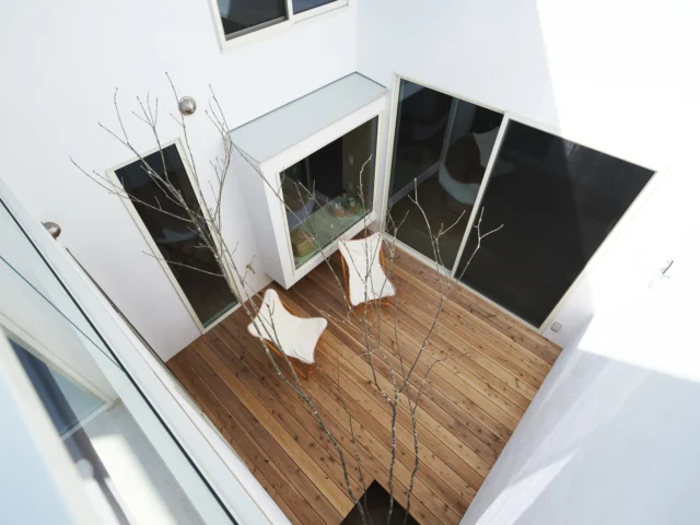 季節の移り変わりを望む住まい

hospitality housing

-おもてなしの心を住まいにも-

自然と調和しながら、住まう人々を優しく包み込んでくれる住まい。
それこそが、時を経ても変わらない普遍的な本当の心地良さを育んでくれると考えています。

心を穏やかにしながら、ゆっくりと大切な時間を住み重ねられる、それが私たちイロハの家づくりです。

—————————————

■iroha (@iroha_architects)
奈良県奈良市西木辻町200-23
Tel: 0742-26-7111

—————————————

■モデルハウス
奈良県生駒市 「生駒の家」

ご来場予約はHPまたはお電話にて受け付けております。

—————————————

■施工エリア
奈良県、京都府南部、大阪東部、滋賀県南部、三重県南部など

—————————————
#奈良工務店 #塗り壁 #建築 #注文住宅 #中庭のある暮らし