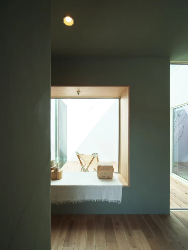 景色を切り取る

hospitality housing

-おもてなしの心を住まいにも-

自然と調和しながら、住まう人々を優しく包み込んでくれる住まい。
それこそが、時を経ても変わらない普遍的な本当の心地良さを育んでくれると考えています。

心を穏やかにしながら、ゆっくりと大切な時間を住み重ねられる、それが私たちイロハの家づくりです。

—————————————

■iroha (@iroha_architects)
奈良県奈良市西木辻町200-23
Tel: 0742-26-7111

—————————————

■モデルハウス
奈良県生駒市 「生駒の家」

ご来場予約はHPまたはお電話にて受け付けております。

—————————————

■施工エリア
奈良県、京都府南部、大阪東部、滋賀県南部、三重県南部など

—————————————
#ヌック #塗り壁 #建築 #注文住宅 #中庭