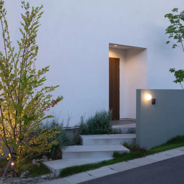 表情を変える

hospitality housing

-おもてなしの心を住まいにも-

自然と調和しながら、住まう人々を優しく包み込んでくれる住まい。
それこそが、時を経ても変わらない普遍的な本当の心地良さを育んでくれると考えています。

心を穏やかにしながら、ゆっくりと大切な時間を住み重ねられる、それが私たちイロハの家づくりです。

—————————————

■iroha (@iroha_architects)
奈良県奈良市西木辻町200-23
Tel: 0742-26-7111

—————————————

■モデルハウス
奈良県生駒市 「生駒の家」

ご来場予約はHPまたはお電話にて受け付けております。

—————————————

■施工エリア
奈良県、京都府南部、大阪東部、滋賀県南部、三重県南部など

—————————————
#漆喰 #塗り壁 #建築 #注文住宅 #2階建て