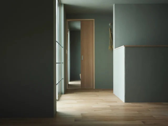 光の通る家

hospitality housing

-おもてなしの心を住まいにも-

自然と調和しながら、住まう人々を優しく包み込んでくれる住まい。
それこそが、時を経ても変わらない普遍的な本当の心地良さを育んでくれると考えています。

心を穏やかにしながら、ゆっくりと大切な時間を住み重ねられる、それが私たちイロハの家づくりです。

—————————————

■iroha (@iroha_architects)
奈良県奈良市西木辻町200-23
Tel: 0742-26-7111

—————————————

■モデルハウス
奈良県生駒市 「生駒の家」

ご来場予約はHPまたはお電話にて受け付けております。

—————————————

■施工エリア
奈良県、京都府南部、大阪東部、滋賀県南部、三重県南部など

—————————————
#2階建て #塗り壁 #建築 #注文住宅 #廊下