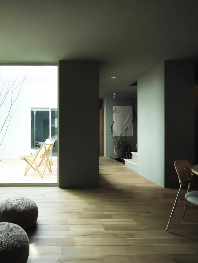 濃淡をつける

hospitality housing

-おもてなしの心を住まいにも-

自然と調和しながら、住まう人々を優しく包み込んでくれる住まい。
それこそが、時を経ても変わらない普遍的な本当の心地良さを育んでくれると考えています。

心を穏やかにしながら、ゆっくりと大切な時間を住み重ねられる、それが私たちイロハの家づくりです。

—————————————

■iroha (@iroha_architects)
奈良県奈良市西木辻町200-23
Tel: 0742-26-7111

—————————————

■モデルハウス
奈良県生駒市 「生駒の家」

ご来場予約はHPまたはお電話にて受け付けております。

—————————————

■施工エリア
奈良県、京都府南部、大阪東部、滋賀県南部、三重県南部など

—————————————
#2階建て #塗り壁 #建築 #注文住宅 #中庭