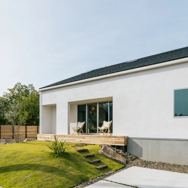 自然とのつながり

hospitality housing

-おもてなしの心を住まいにも-

自然と調和しながら、住まう人々を優しく包み込んでくれる住まい。
それこそが、時を経ても変わらない普遍的な本当の心地良さを育んでくれると考えています。

心を穏やかにしながら、ゆっくりと大切な時間を住み重ねられる、それが私たちイロハの家づくりです。

—————————————

■iroha (@iroha_architects)
奈良県奈良市西木辻町200-23
Tel: 0742-26-7111

—————————————

■モデルハウス
奈良県生駒市 「生駒の家」

ご来場予約はHPまたはお電話にて受け付けております。

—————————————

■施工エリア
奈良県、京都府南部、大阪東部、滋賀県南部、三重県南部など

—————————————
#平屋 #漆喰 #建築 #注文住宅 #外観